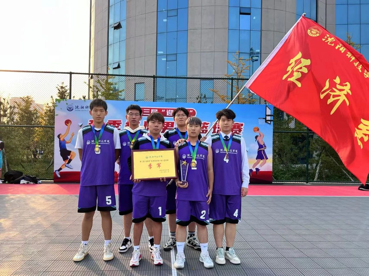 赛场上队员积极拼搏，展现出色表现