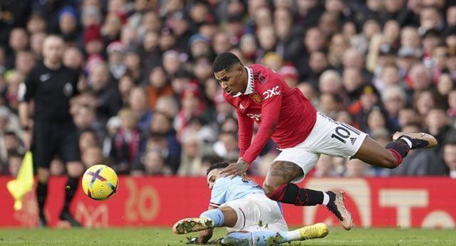 曼联战术频繁变换,暴露固有弱点的简单介绍 曼联战术频繁变换,暴露固有弱点的简单介绍